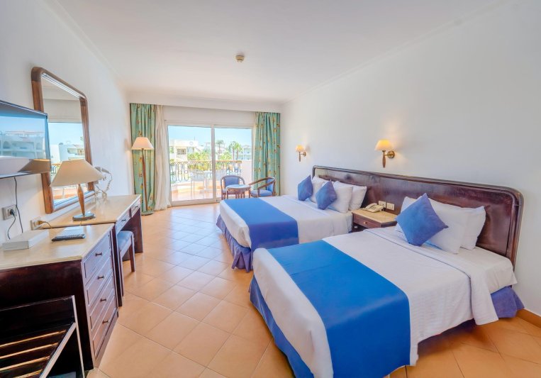 Családi szoba, kilátással a medencére