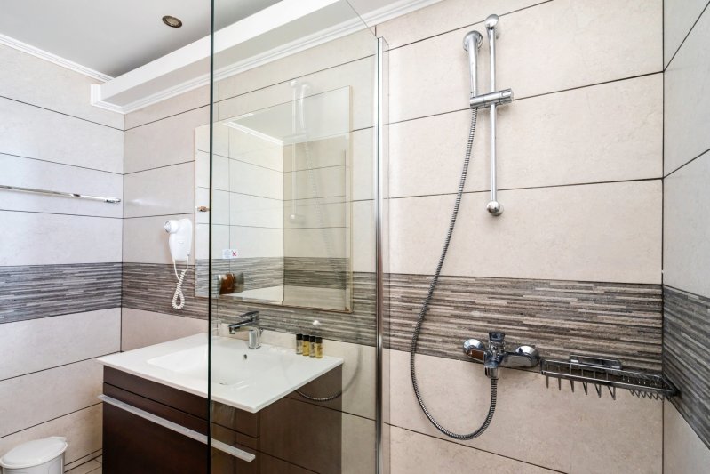 Kétágyas szoba, fürdőszoba