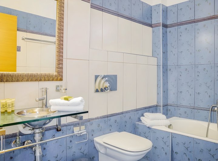 Kétágyas szoba, fürdőszoba