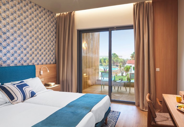 Prémium szoba medencére és kertre néző kilátással