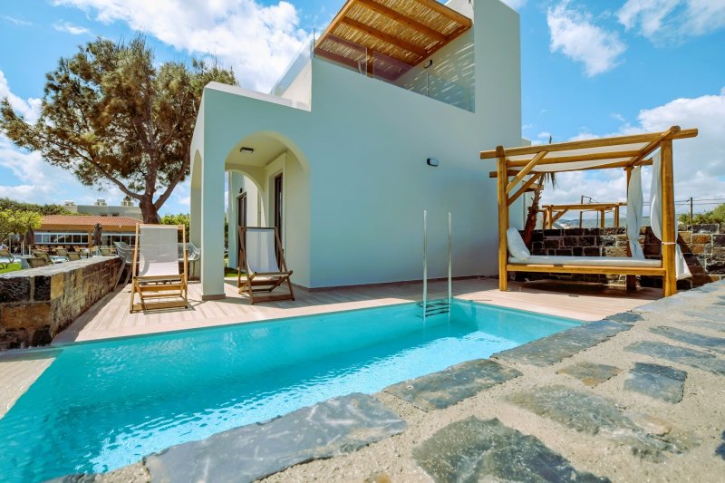 Lakosztály saját medencével