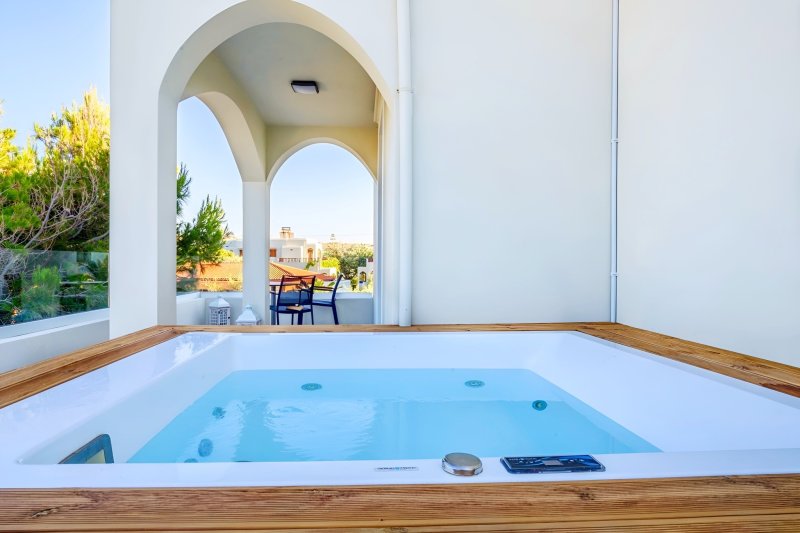 Executive szoba kétszemélyes ággyal és kültéri pezsgőfürdővel