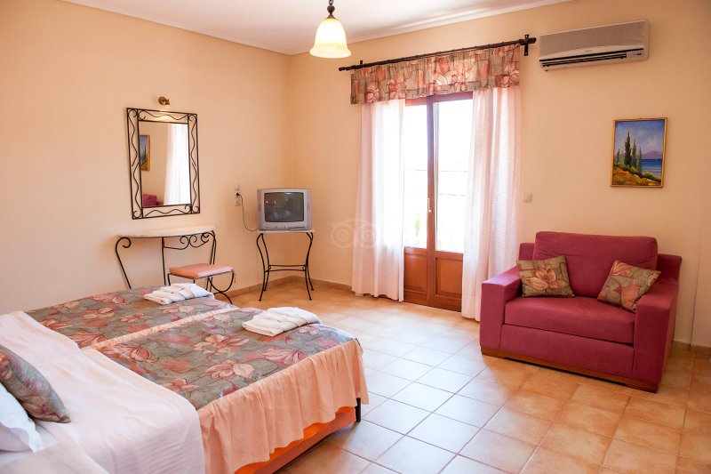 Kétágyas szoba, nagy, oldalról tengerre néző kilátással