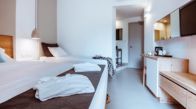 Superior kétágyas szoba oldalról tengerre néző kilátással