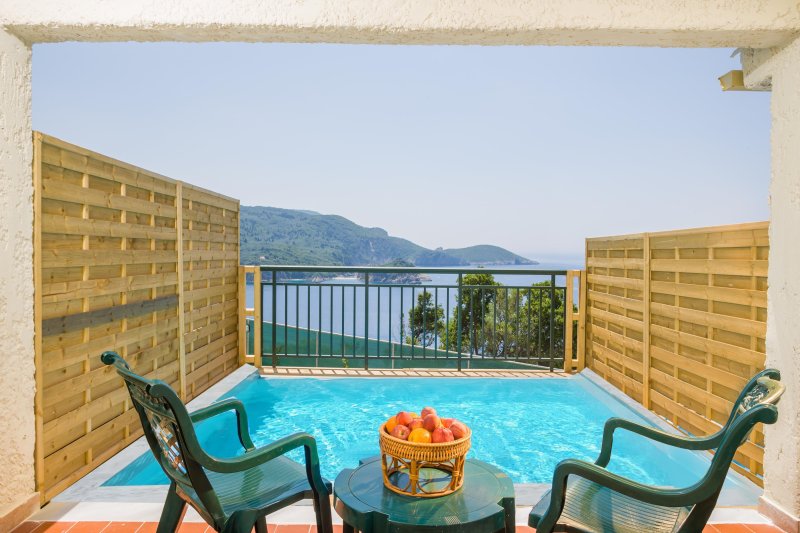 Luxus bungaló saját medencével