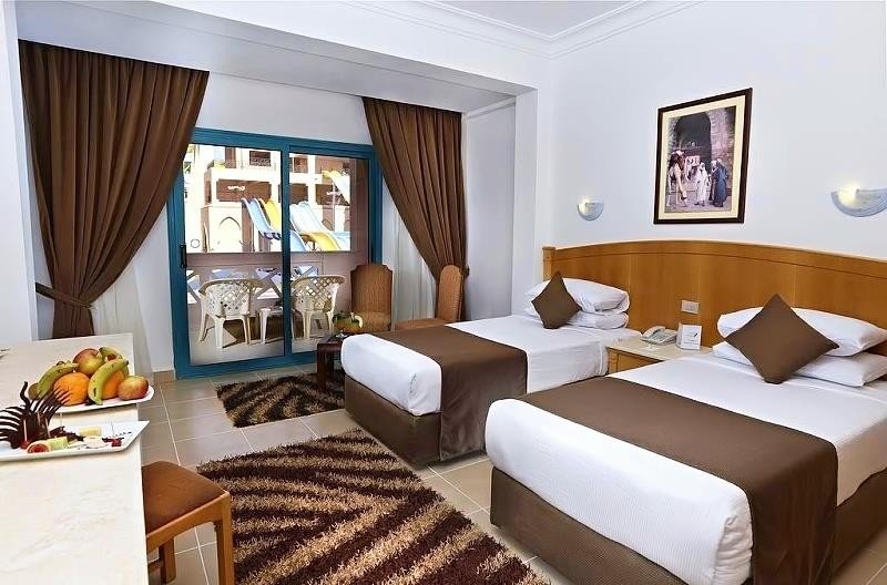 Standard szoba medencére néző kilátással