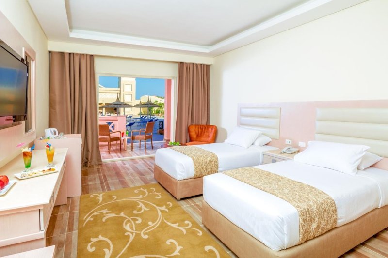 Családi szoba medencére néző kilátással