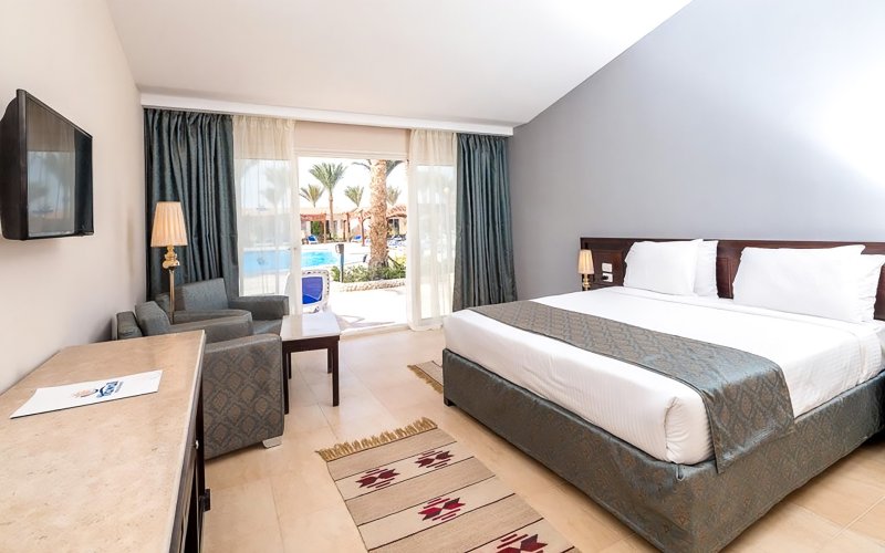 Szoba terasszal és medencekapcsolattal