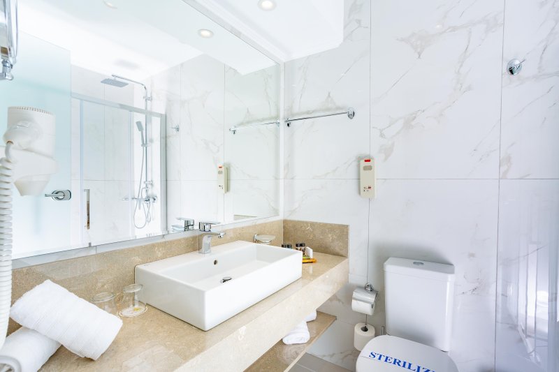 Kétágyas szoba fürdőszoba