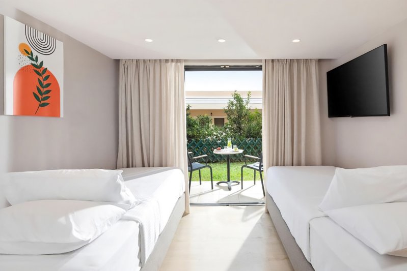 Családi szoba kertre néző kilátással