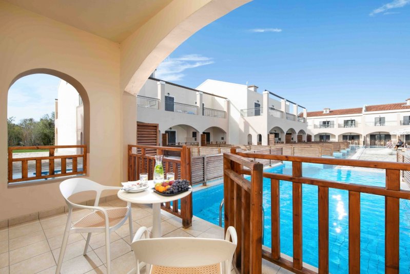 Családi szoba saját medencével és terasszal