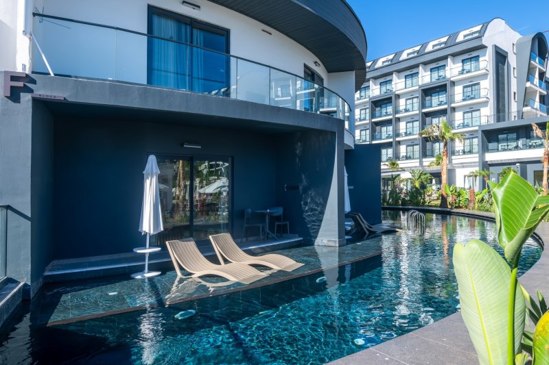 Lakosztály medencével