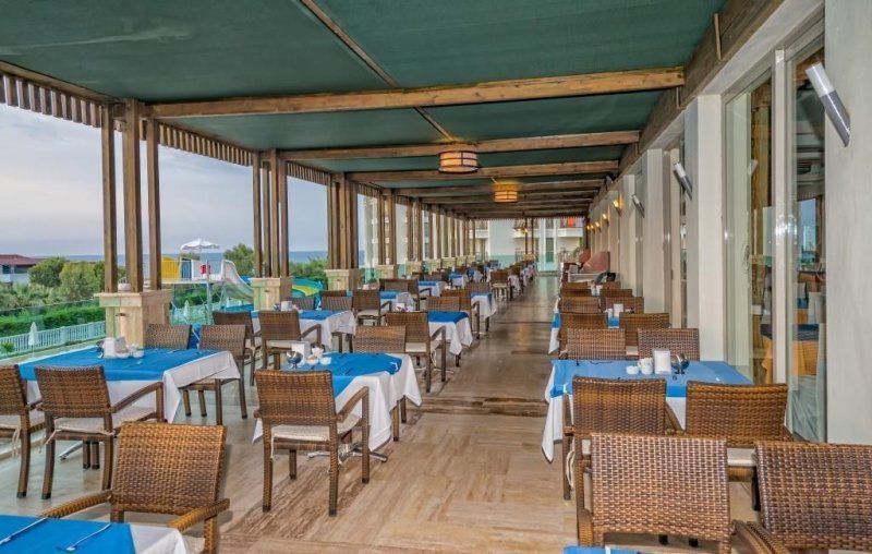 Royal Atlantis Spa & Resort Side