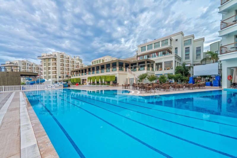 Royal Atlantis Spa & Resort Side
