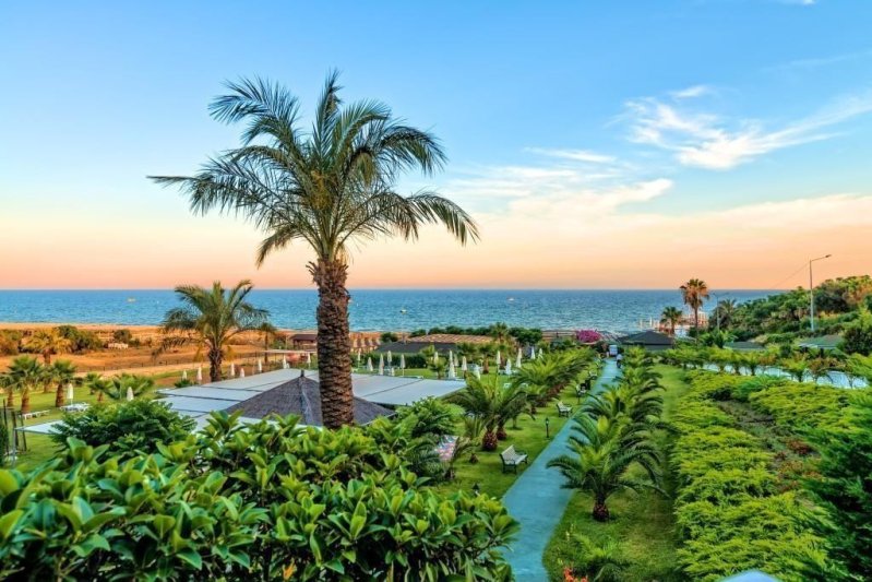Royal Atlantis Spa & Resort Side