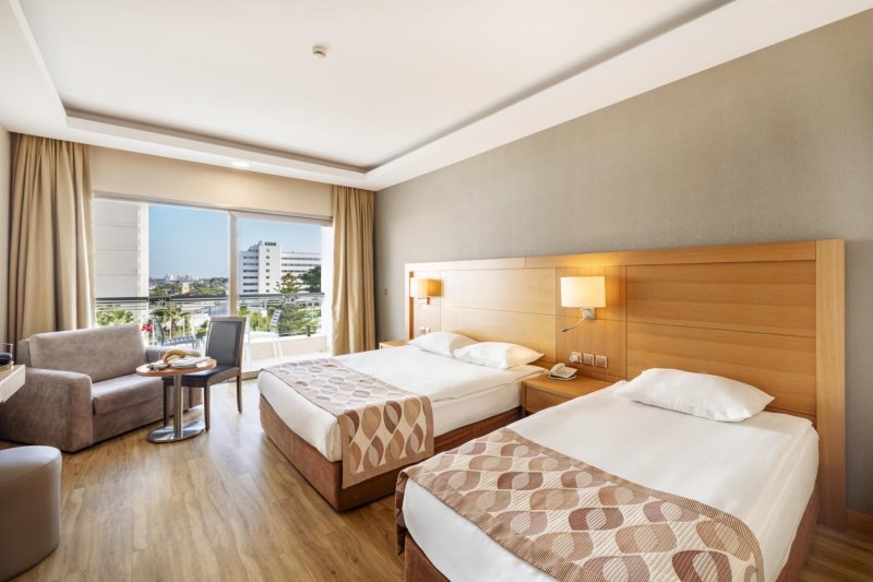 Szoba, kilátással a kertre