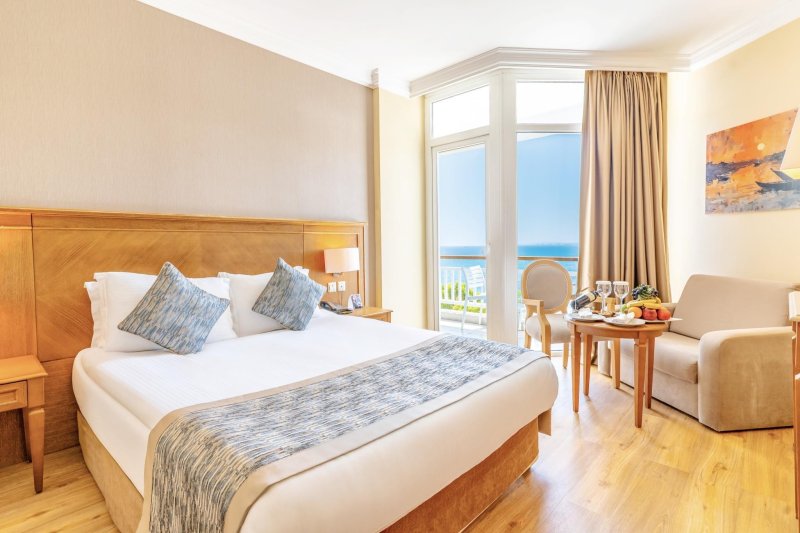 Szoba, részleges kilátással a tengerre