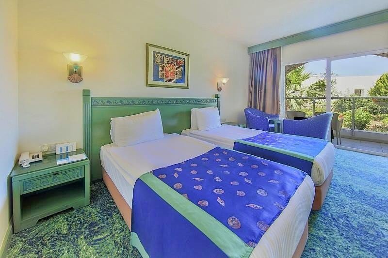 Kétágyas szoba kertre néző kilátással