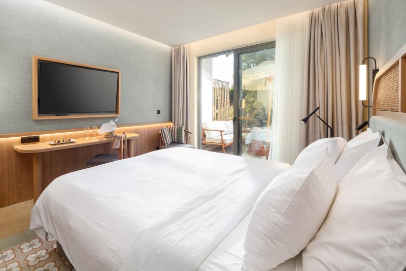 Deluxe szoba kétszemélyes ággyal és saját medencével