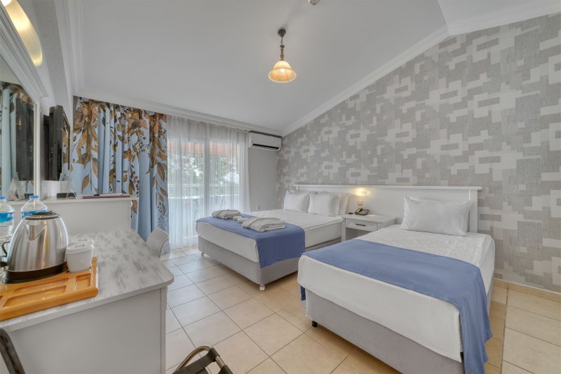 Melléképületi szoba kétszemélyes ággyal és kertre néző kilátással