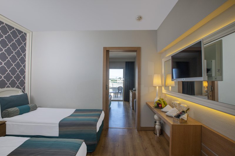 Családi junior lakosztály két hálószobával és részleges kilátással a tengerre