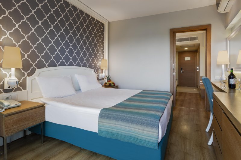 Családi junior lakosztály két hálószobával és részleges kilátással a tengerre