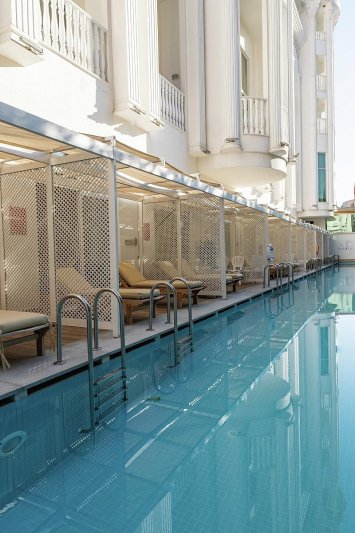 Kétágyas szoba közvetlen hozzáféréssel a medencéhez