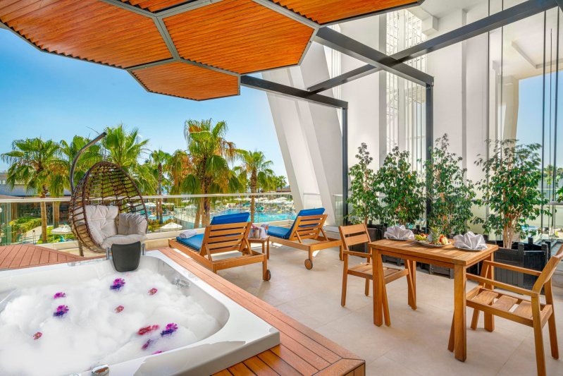 Deluxe szoba kétszemélyes ággyal és pezsgőfürdővel