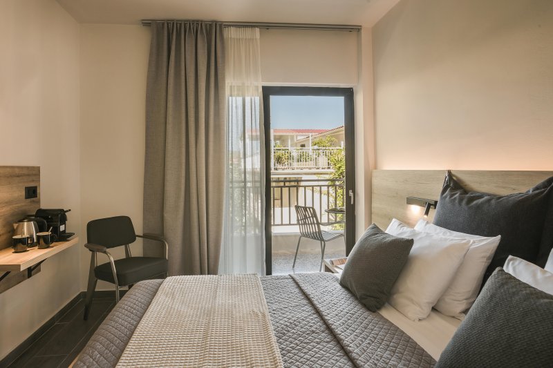 Deluxe kétágyas szoba kertre néző kilátással