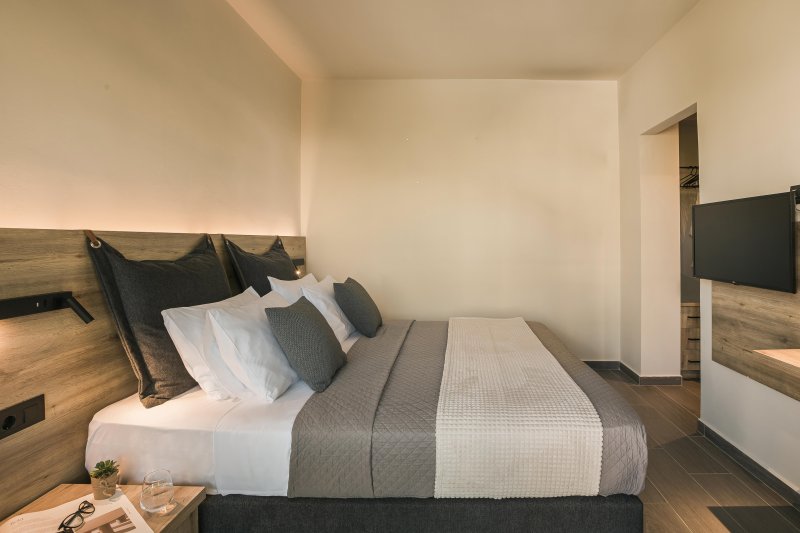 Deluxe kétágyas szoba kertre néző kilátással