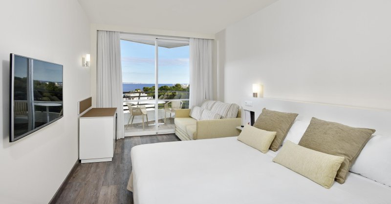 Standard szoba kétszemélyes ággyal, kilátással a tengerre