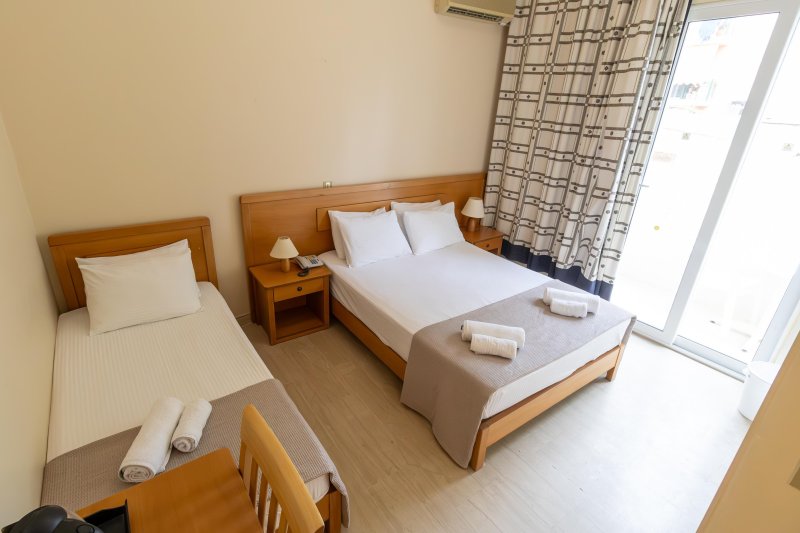 Háromágyas szoba, kilátással a városra