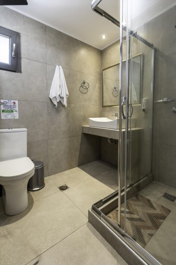 Kétágyas szoba, fürdőszoba, kilátással a kertre