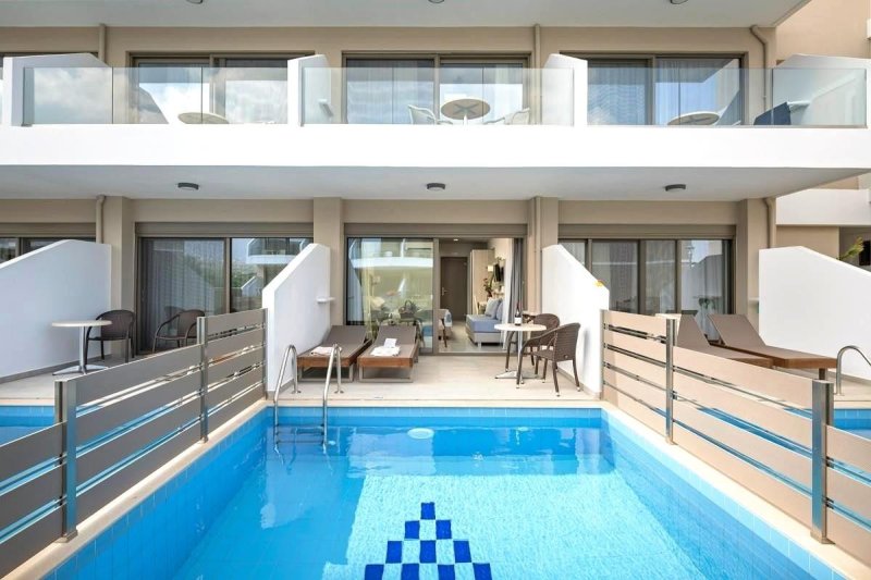 Prémium szoba kétszemélyes ággyal és medencével