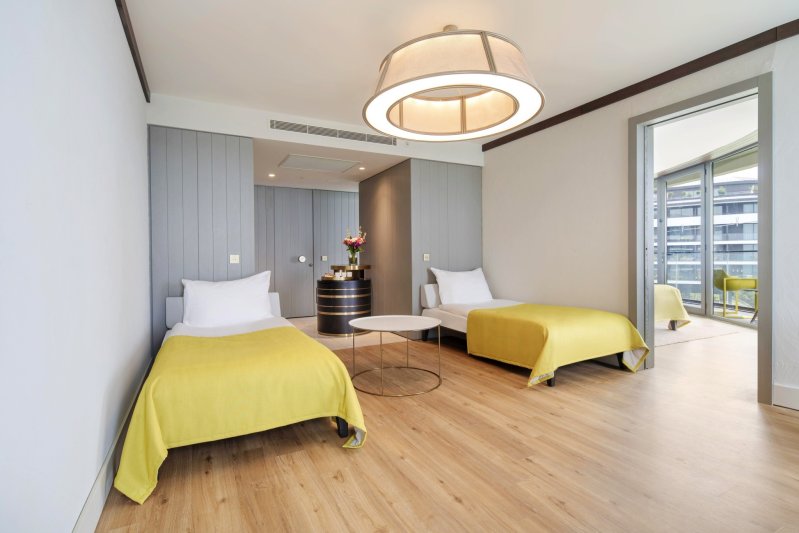 Családi szoba, 2 hálószobával, részleges kilátással a tengerre