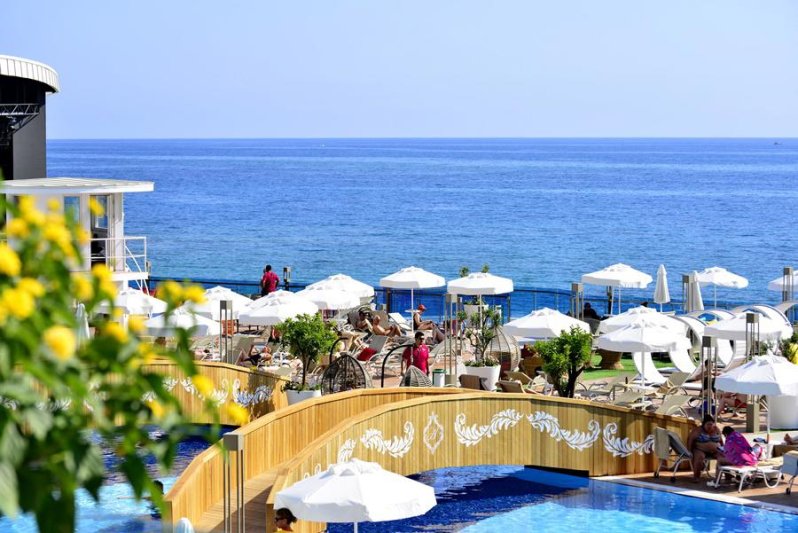Alanya utazás Azura Deluxe Resort & Spa