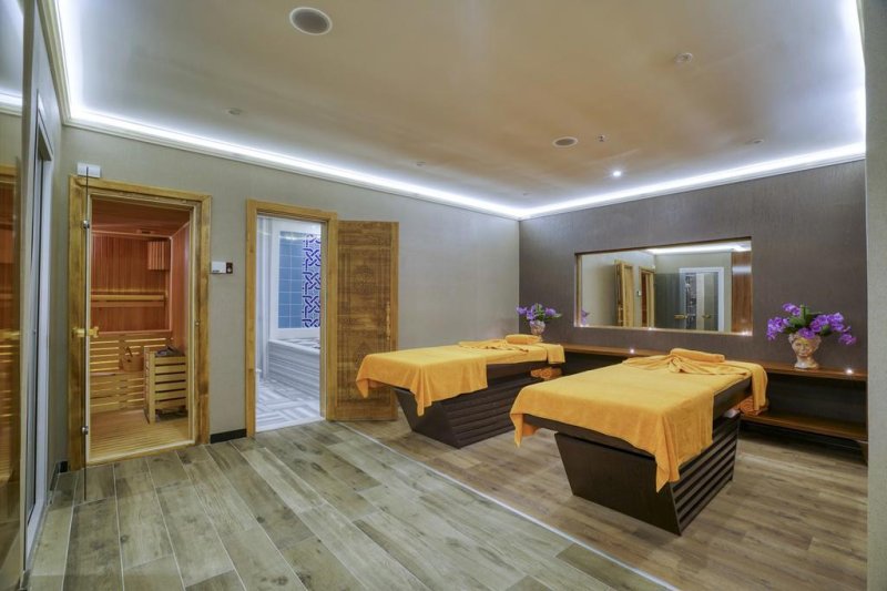 Antalya utazás Grand Park Lara