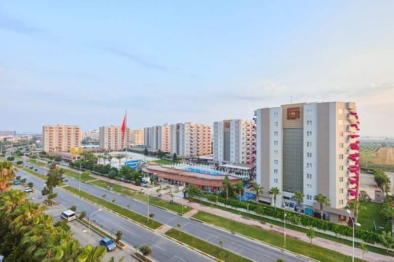 Antalya utazás Grand Park Lara