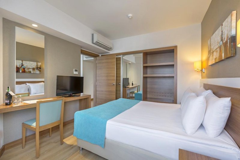 Antalya utazás Grand Park Lara