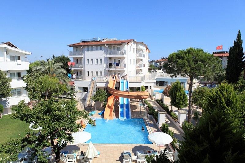 Catty Cats Garden Hotel Side