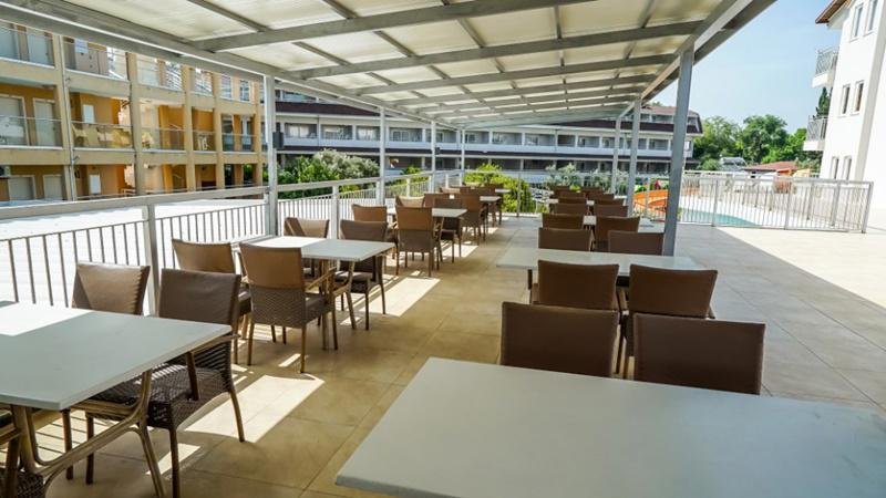 Catty Cats Garden Hotel Side