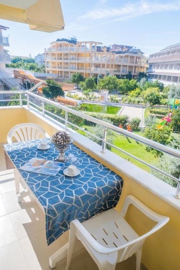 Catty Cats Garden Hotel Side