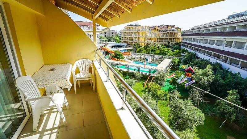 Catty Cats Garden Hotel Side