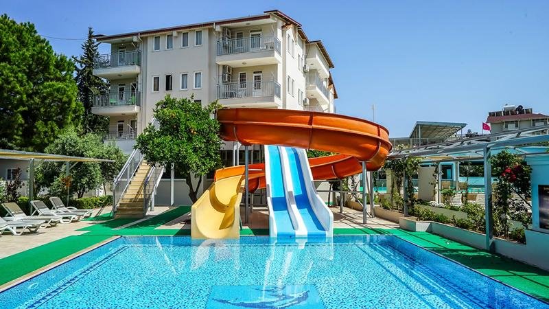 Catty Cats Garden Hotel Side