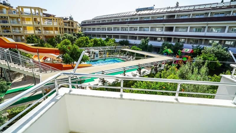 Catty Cats Garden Hotel Side