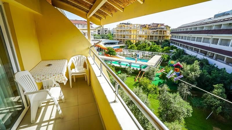 Catty Cats Garden Hotel Side