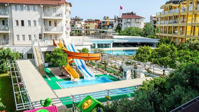 Catty Cats Garden Hotel Side