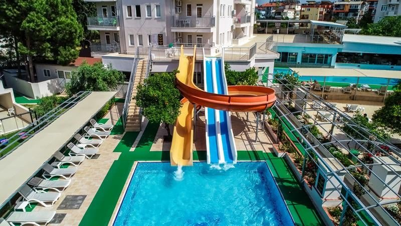 Catty Cats Garden Hotel Side