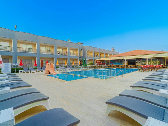 Sayanora Hotel Side