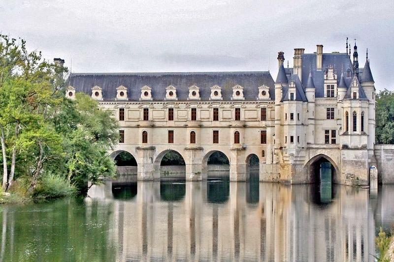 A Legszebb Loire-völgyi Kastélyok és Párizs Fényei Normandiai Kitérővel